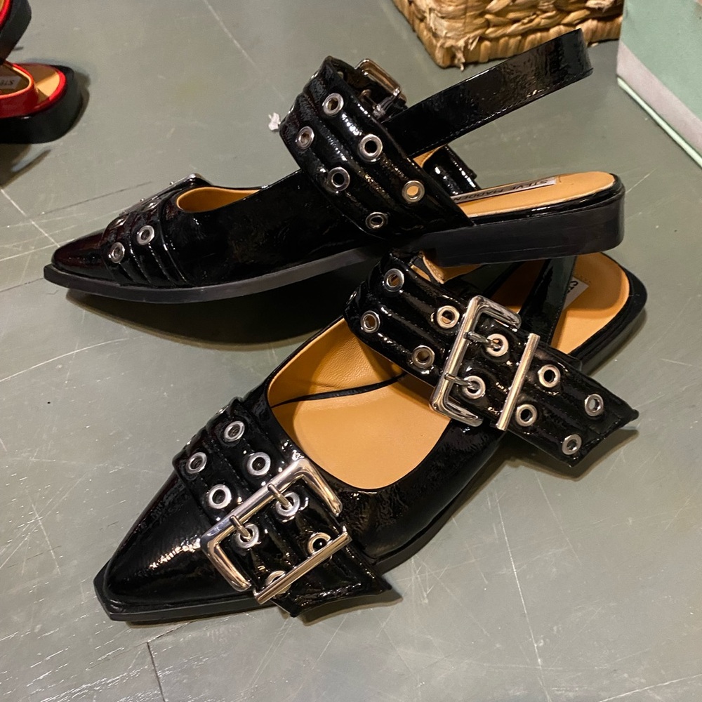 Steve Madden Graya black flats. Worn once. Not my style ❤️